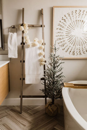 25 Fun And Cozy Christmas Bathroom Decor Ideas